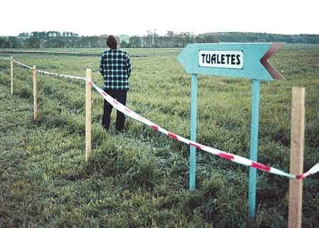 piss towards the tualetes