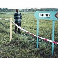 piss towards the tualetes